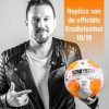 Afbeedling John de Mol met de eredivisie replica voetbal wit