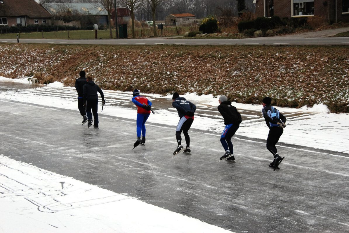 Afbeelding schaatsers op natuurijs
