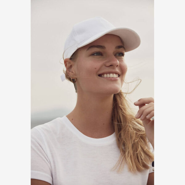 Afbeelding vrouw met een witte baseball cap